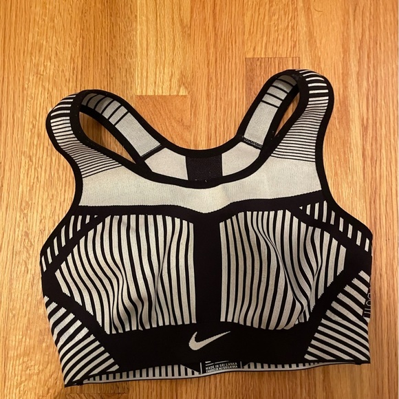Nike Sports Bra​​​ - Picture 1 of 3